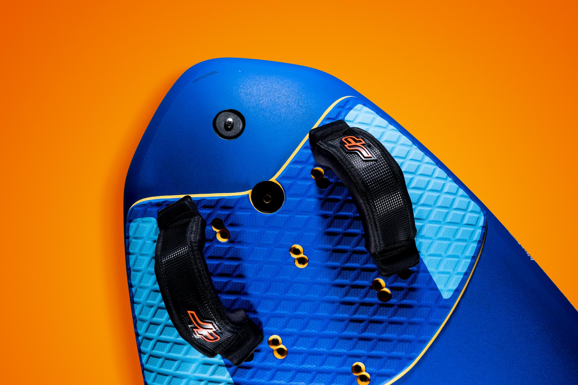 obrazek super ride 2022 jp super ride windsurfing karlin na zemi zadni strana flosna poutka